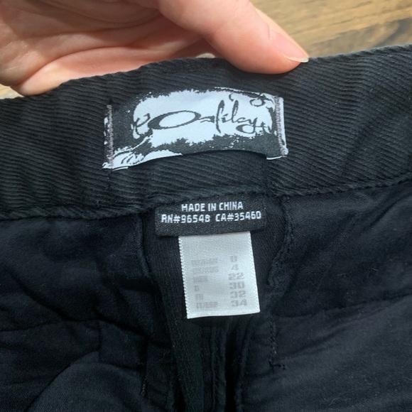 Like new Oakley Women’s Black Shorts Size 0 - Picture 7 of 7